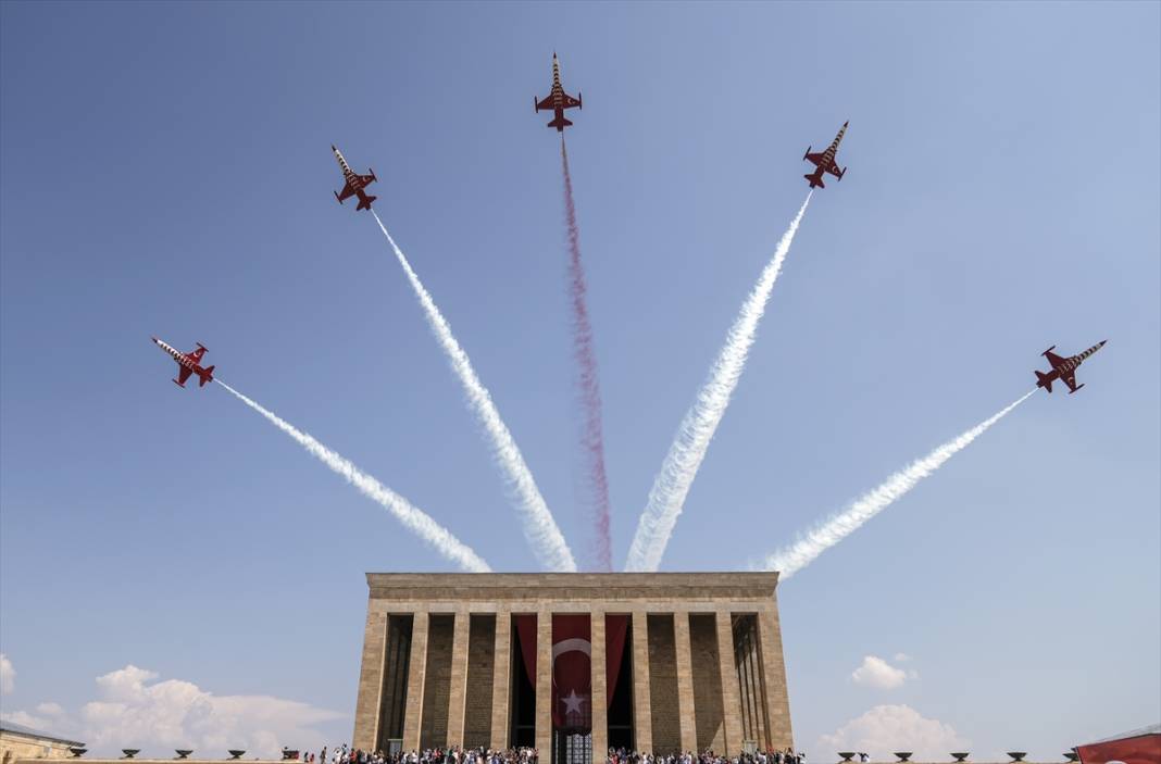 Türk Yıldızları’nın 30 Ağustos uçuşu nefes kesti 2